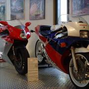 800px-MV_Agusta_F4_750_Honda_RC_30