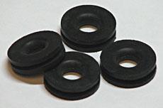 Caoutchoucs de fixation du cache latéral